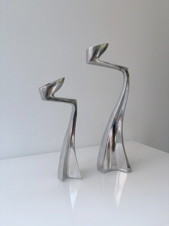 Portacandele Swan iconici di Matthew Hilton per SCP – Aluminium (photo 13 of 24)