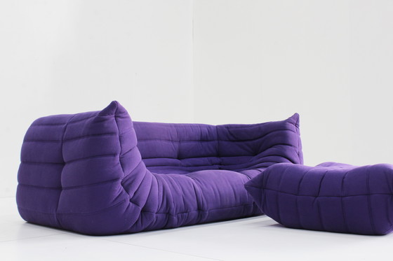 Image 1 of Ligne Roset Canapé Togo avec accoudoirs et pouf Par Michel Ducaroy