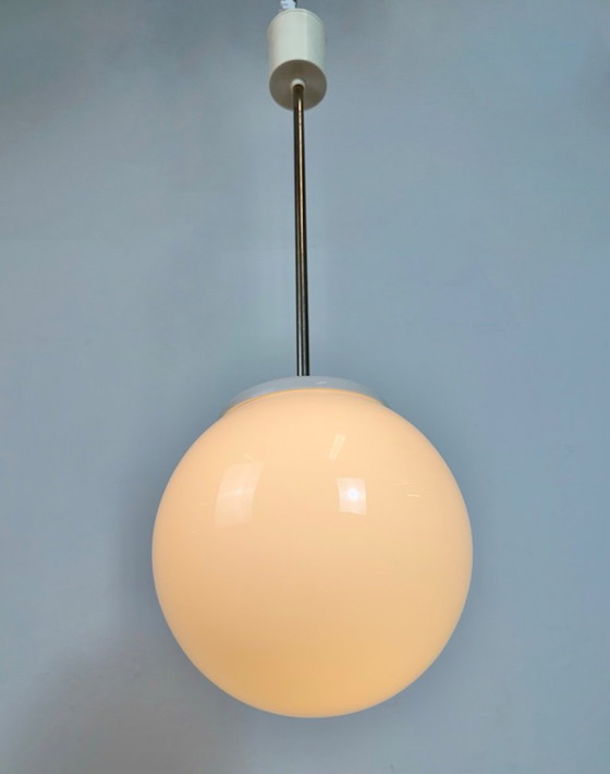 Image 1 of Lampadario vintage con paralume in vetro opalino di Elektrosvit, anni '60.