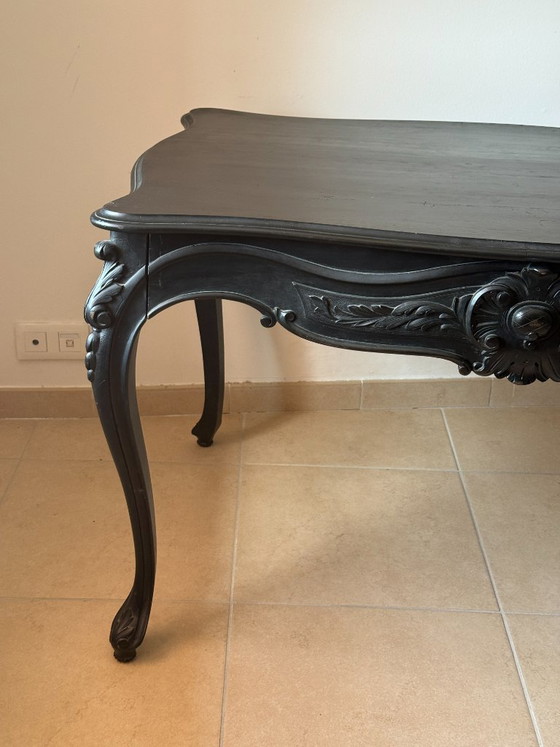 Image 1 of Mesa de comedor/escritorio de estilo barroco en madera de haya negra.