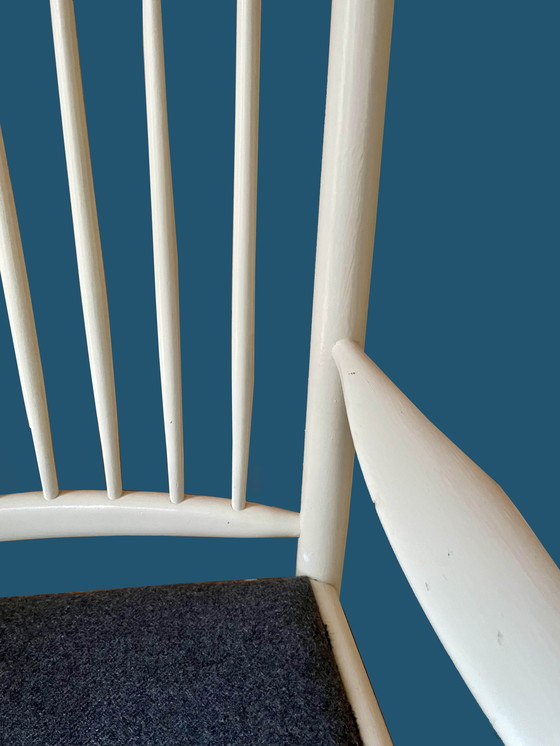 Image 1 of Sedia a dondolo scandinava: bianca con lana grigia