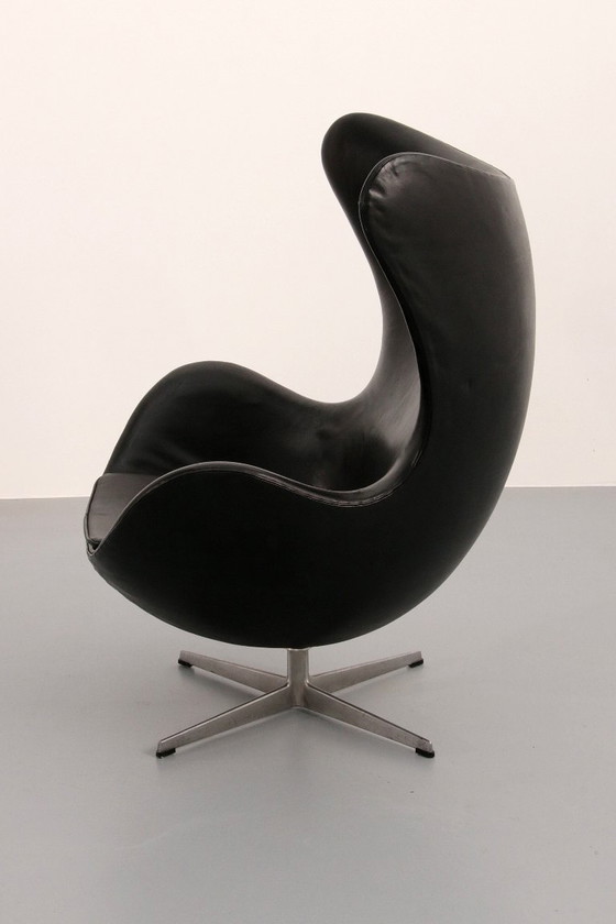 Image 1 of Sedia Egg - Arne Jacobsen, Danimarca, 1960 - Pelle nera di Fritz Hansen