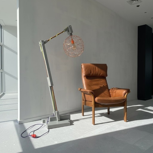Op maat gemaakte grijze houten vloerlamp met koperkleurige kop – vloerlampen, Metal, Rubber (photo 2 of 20)
