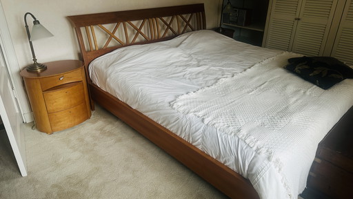 Lit double en bois de cerisier avec tables de chevet