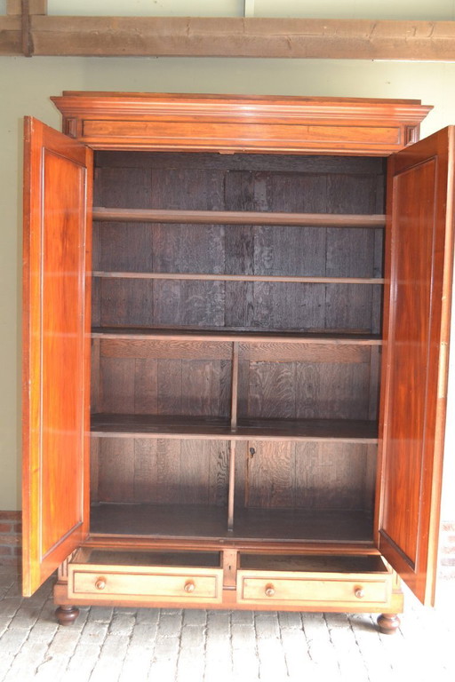 Elegante mobile antico in mogano.