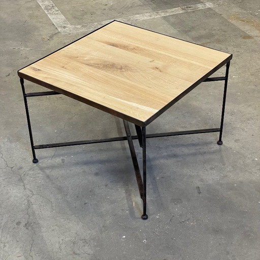 Design industriel : Table basse avec plateau en chêne massif et piètement patiné