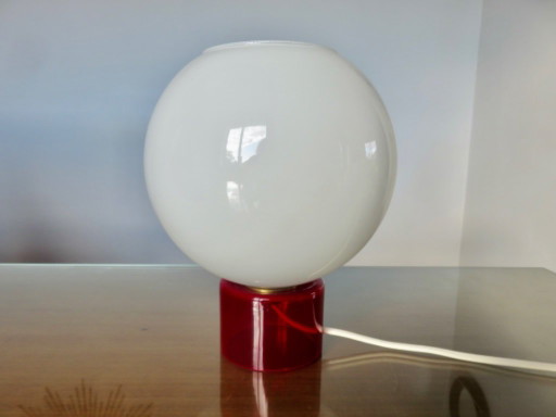 Lámpara de los 70, opalina blanca y cristal translúcido rojo