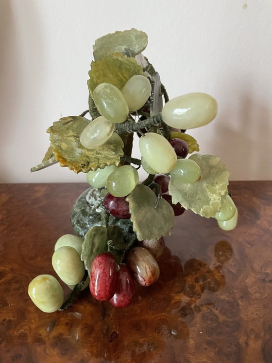 Image 1 of Wijnrank met bladeren en druiven in steen en bewerkte jade, China, midden 20e eeuw
