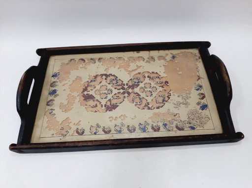 Antieke houten schaal met handvat en ontwerp onder glas