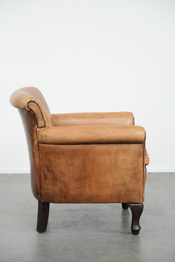 Image 1 of Subtiele vintage schapenleren fauteuil/ armchair met een mooie lichte kleur en sierlijke pootjes