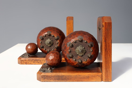 Image 1 of Paar Art-Déco-Buchstützen mit facettierten Kugeln aus Eichenholz mit Metallverzierungen, Frankreich ca. 1920