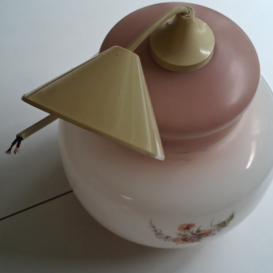 Image 1 of Lampada a sospensione vintage belga in vetro opalino con decorazioni floreali – Plafoniera in vetro rosa latte