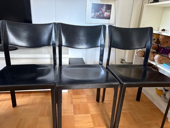 Image 1 of 6 (eventueel 8) onverwoestbare Italiaans design eetkamerstoelen, zwart tuigleer, stalen constructie. Afmetingen: hoog 82, zittin