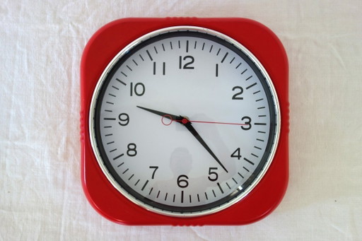 Horloge murale rouge en métal vintage