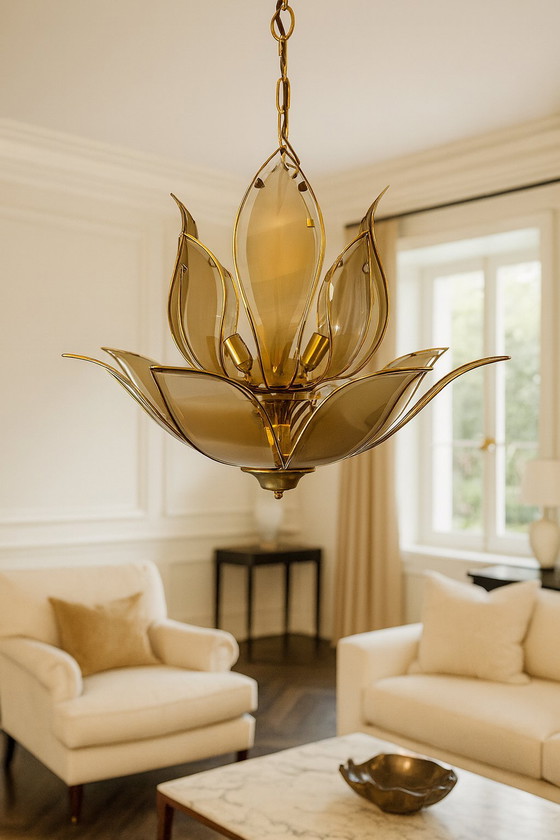 Image 1 of Grande lampada a sospensione "Lotus" d'epoca in vetro fumé e ottone - stile Hollywood Regency