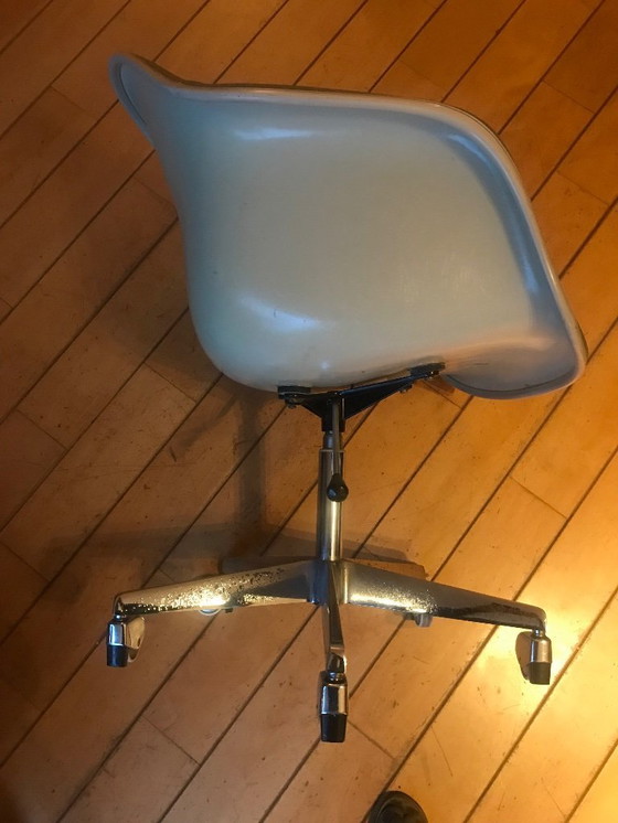 Image 1 of Chaise coque Eames originale Herman Miller