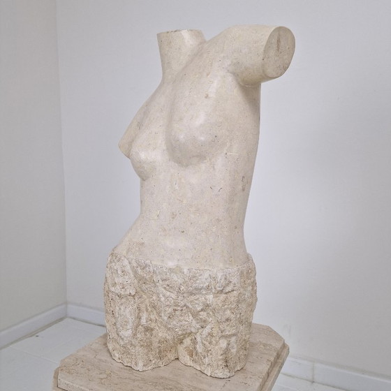 Image 1 of Torso femminile scultoreo contemporaneo realizzato con strati di pietra di Mactan recuperata, anni '80