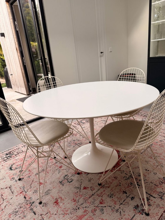Knoll Tulip table Ø120 (Saarinen) + 4 Eames Wire Chairs, like new, Dining set, Metal, Aluminium, White (photo 2 of 9)