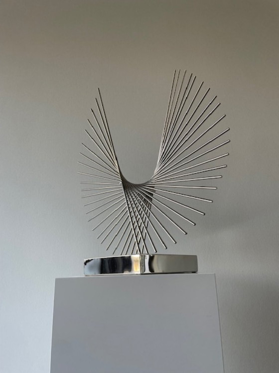 Image 1 of Scultura futuristica in filo di cromo: oggetto astratto modernista