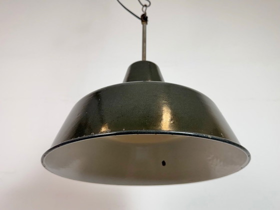 Image 1 of Industriële zwarte emaille fabriekslamp met ijzeren bovenkant, jaren 1950