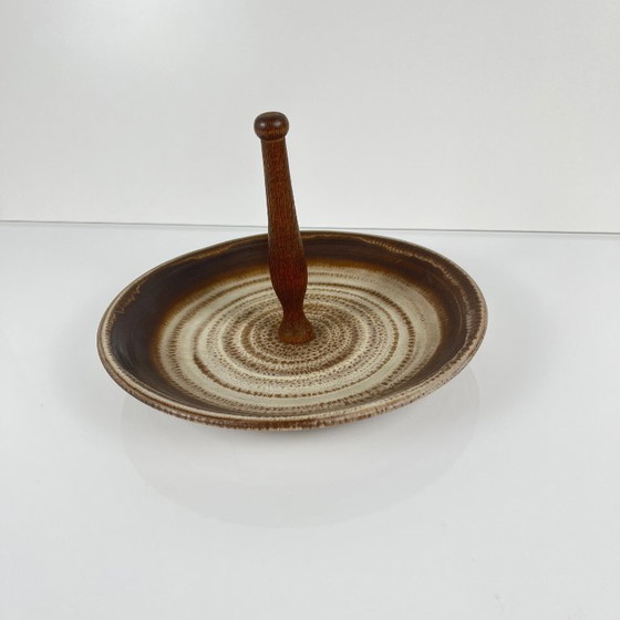 Image 1 of Bandeja redonda con asa de cerámica, 1960/70
