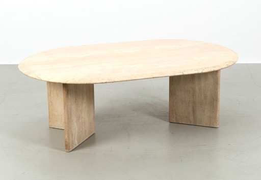 Ovaler Couchtisch aus Travertin