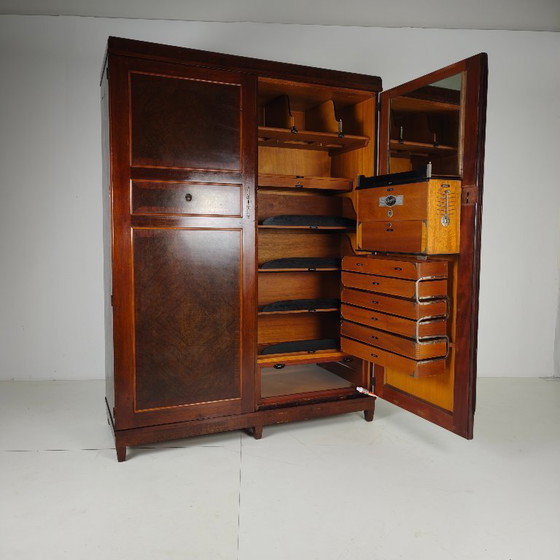 Image 1 of Armadio da uomo Compactom Ltd modello JCH con cassetti segreti – Inghilterra, ca. 1920