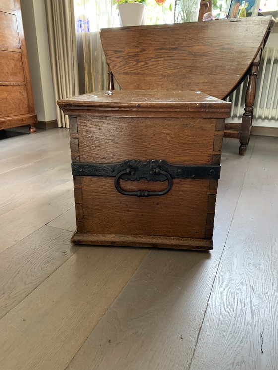 Image 1 of Tirelire ancienne en chêne