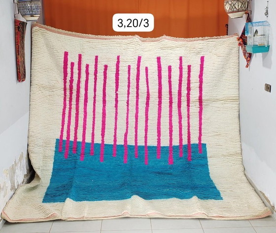 Image 1 of Grand tapis Beni Ourain marocain fait main 320×300 cm – Laine ivoire à motifs abstraits roses et turquoise – Authentique tapis b