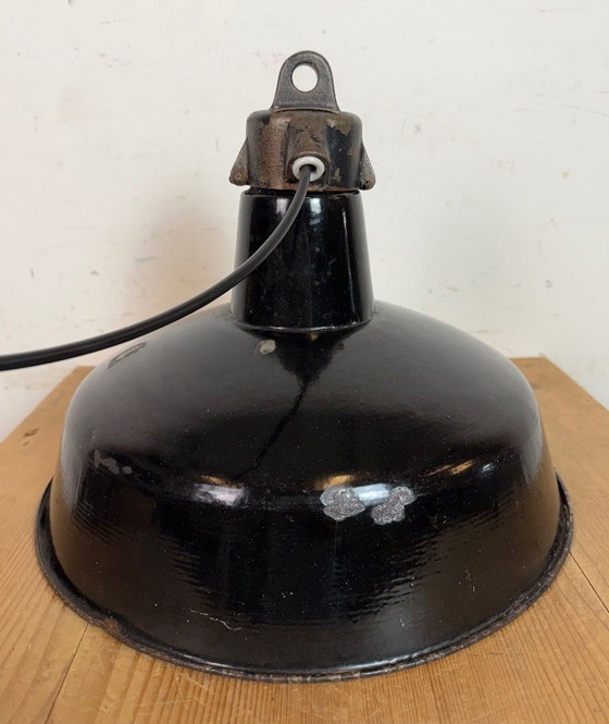 Image 1 of Industriële zwarte geëmailleerde fabriekslamp met gietijzeren bovenkant, jaren 50