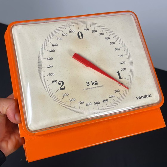 Image 1 of Vintage Oranje Vendex Duitse keukenweegschaal voor wandmontage
