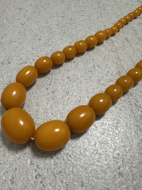Image 1 of Collier en bakélite couleur caramel, 80 grammes