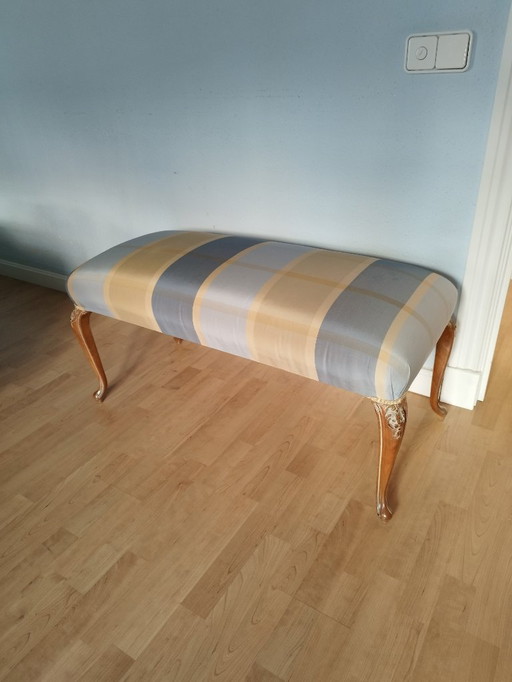 Banquette des années 1950 recouverte de tissu avec des détails