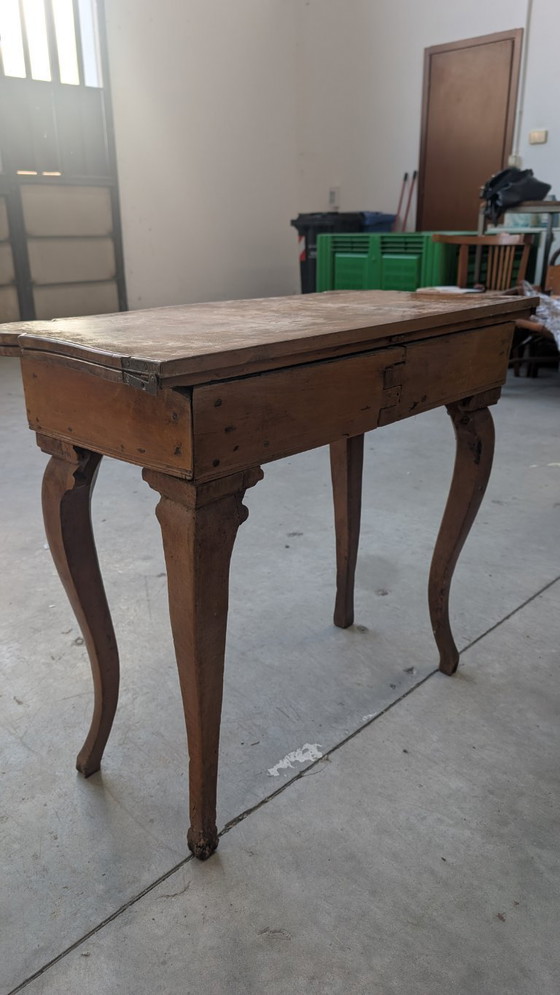Image 1 of Tavolino a libro da gioco in noce con gambe sagomate e cassetto XVIII secole 