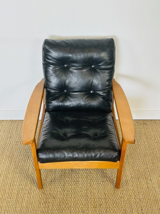 Image 1 of Vintage Scandinavische fauteuil van zwart leer en hout, 1960