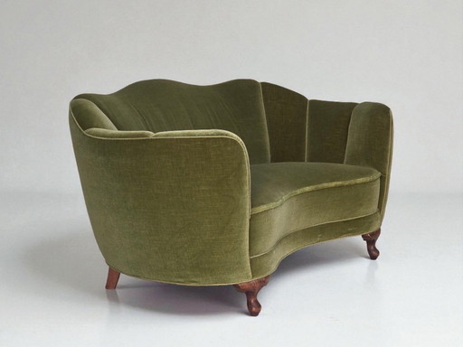 Dänisches 2-Sitzer-Sofa aus den 1960er Jahren, geschwungen, grüner Veloursbezug, Beine aus Eichenholz