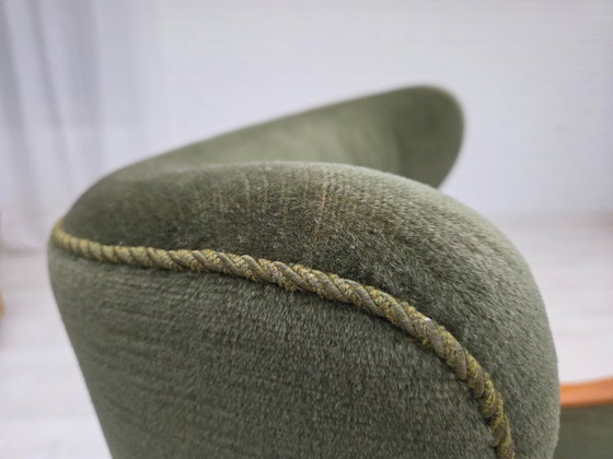 Image 1 of 1960er Jahre, dänischer Hochlehnersessel, grüner Möbelvelours, Teakholz.