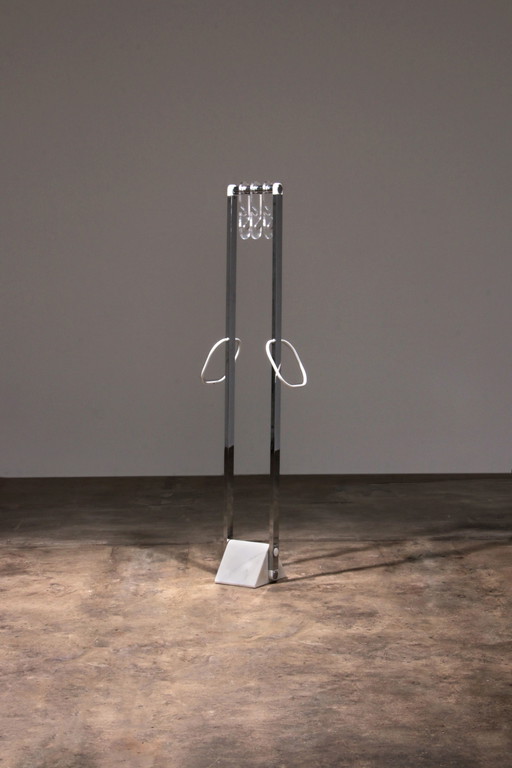 Appendiabiti di design italiano con base in marmo bianco e supporti cromati, 1970