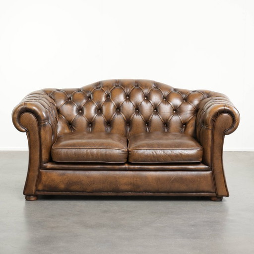 Tijdloze en mooie Engelse rundleren chesterfield 2 zits bank in een luxe kleur