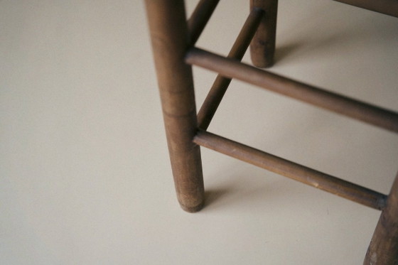 Image 1 of Taburete alto de madera con asiento de junco.
