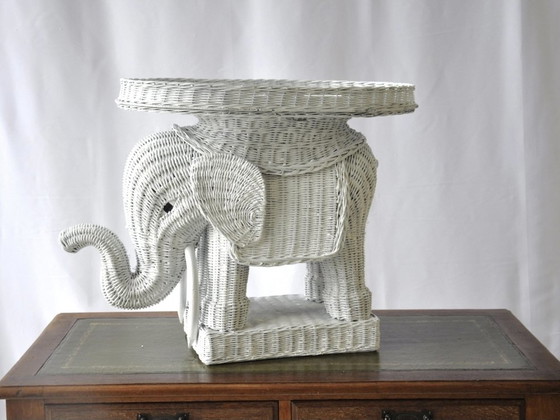 Image 1 of 2 Elefantes blancos de ratán