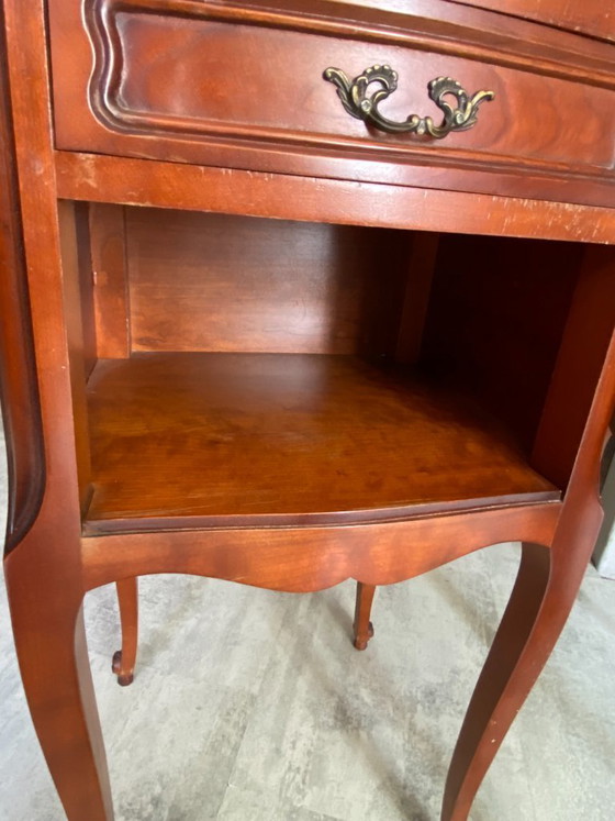 Image 1 of Zwei Nachttische im Stil Louis XV mit Schubladen und einer Nische