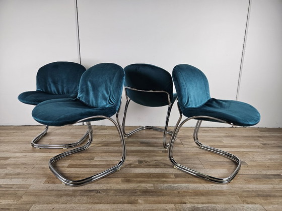 Image 1 of Quattro sedie tubolari degli anni '70 rivestite in velluto blu