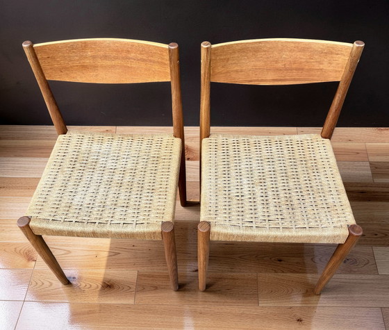 Image 1 of Een paar Deense eetkamerstoelen van Poul Volther voor Frem Rojle. Midden 20e eeuw.