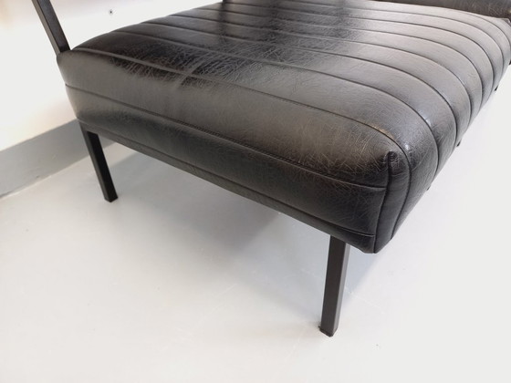 Image 1 of Set van 2 vintage modernistische loungestoelen in zwart kunstleer en metaal uit de jaren 60.