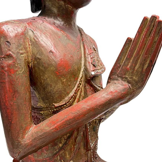 Burmese wooden temple statue of a monk with lacquer and gold leaf – Sculpture, Glass (photo 3 of 19)