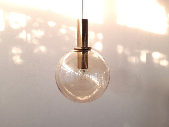 Image 1 of Lampada a sospensione vintage con sfera in ottone e vetro ambra, lampada a sospensione mcm