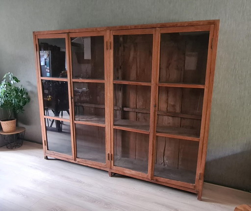 Doorleefd antieke vintage boekenkast / vitrinekast