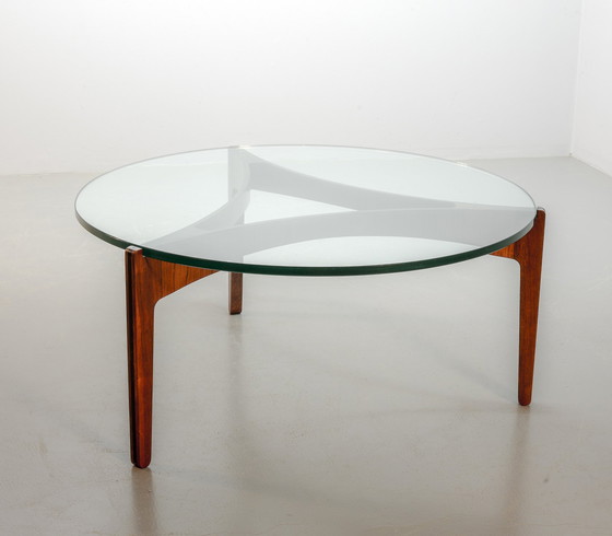 Image 1 of Table basse ronde en palissandre avec plateau en verre de Sven Ellekaer, modèle n°104 pour Christian Linneberg. Danemark, 1962