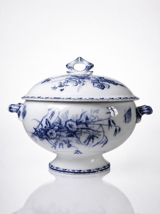 Sarreguemines fine earthenware tureen, Carmen pattern, blue decoration, 19th-20th century
